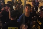 这&hellip;&hellip;博主发视频武汉球迷朝津门虎球迷大巴吐口水，现场一片混乱