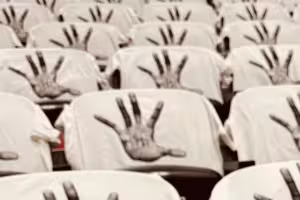 致敬小卡！猛龙主场座椅铺满伦纳德巨掌主题T恤 印有球队经典口号